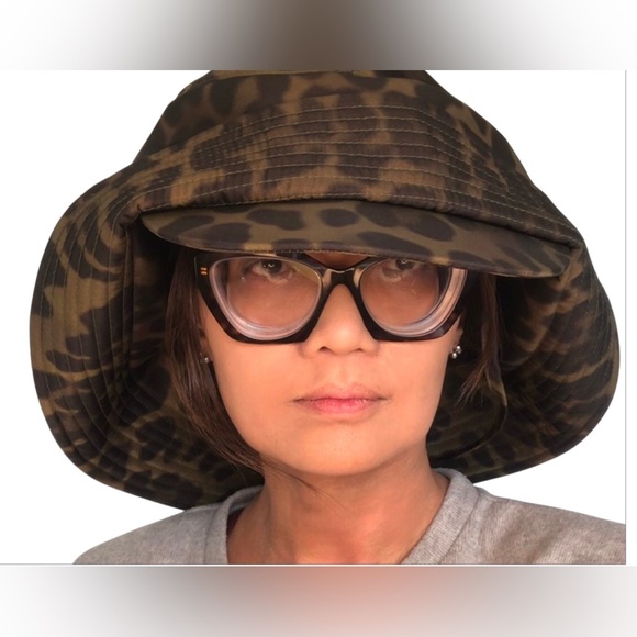 New NWT authentic Burberry olive leopard print lighthouse fisherman rain hat M - Picture 6 of 12
